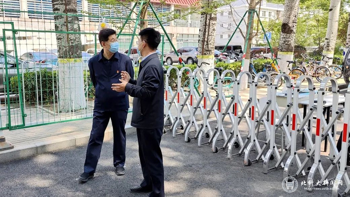 学校领导一线督导检查疫情防控工作