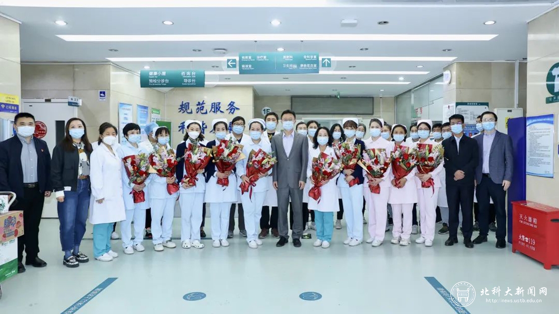 学校领导一线督导检查疫情防控工作