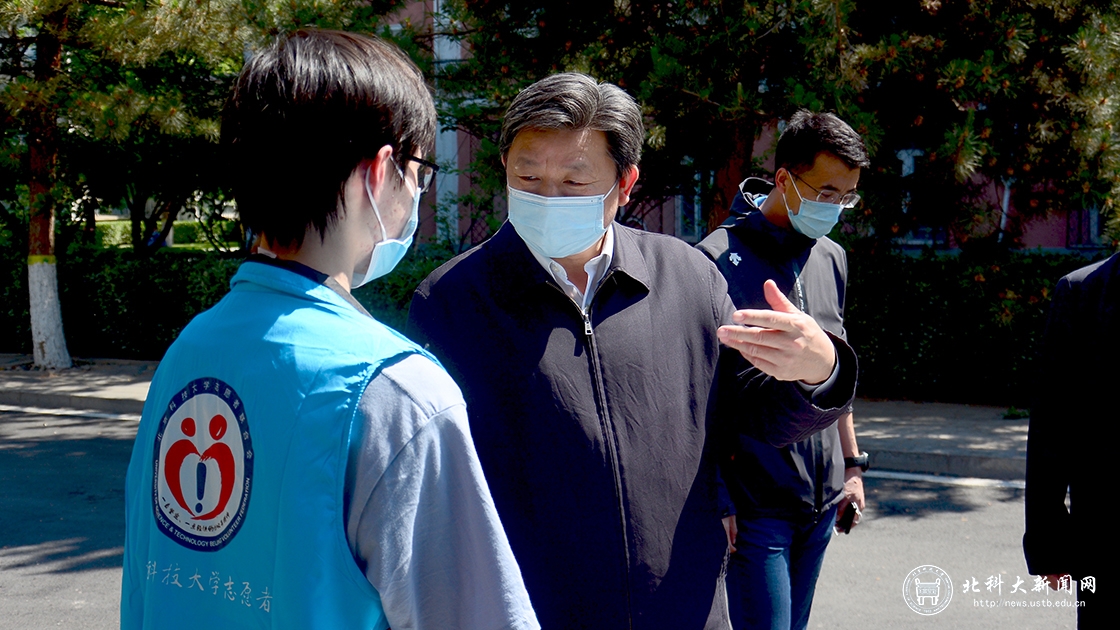 学校领导一线督导检查疫情防控工作