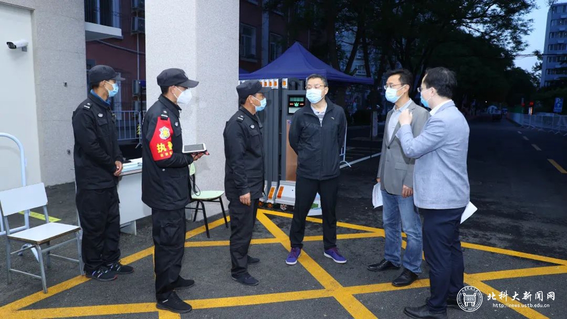 学校领导一线督导检查疫情防控工作