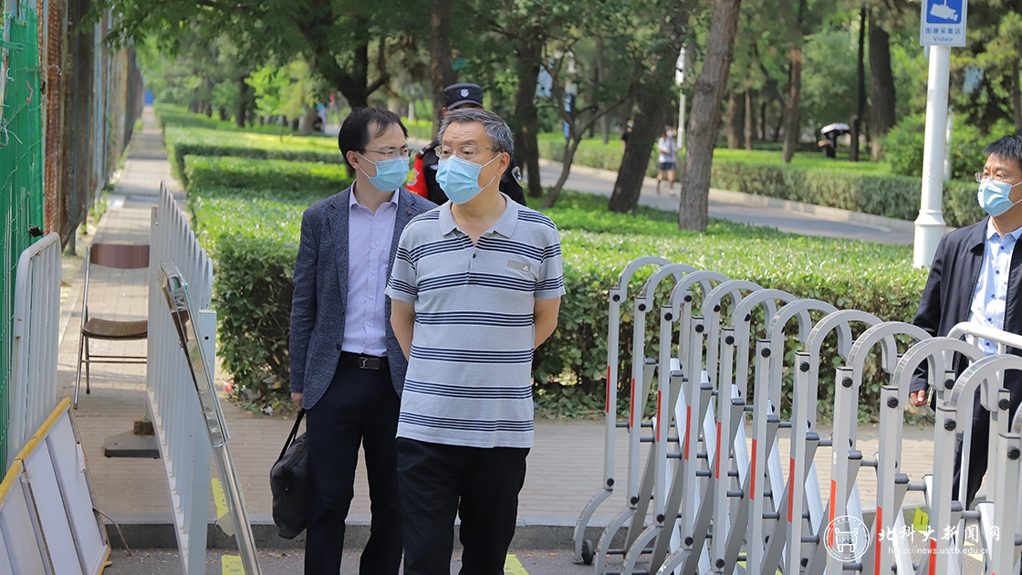 学校领导一线督导检查疫情防控工作