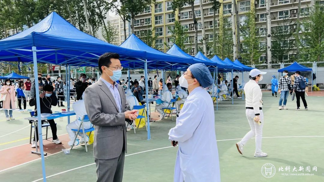 学校领导一线督导检查疫情防控工作