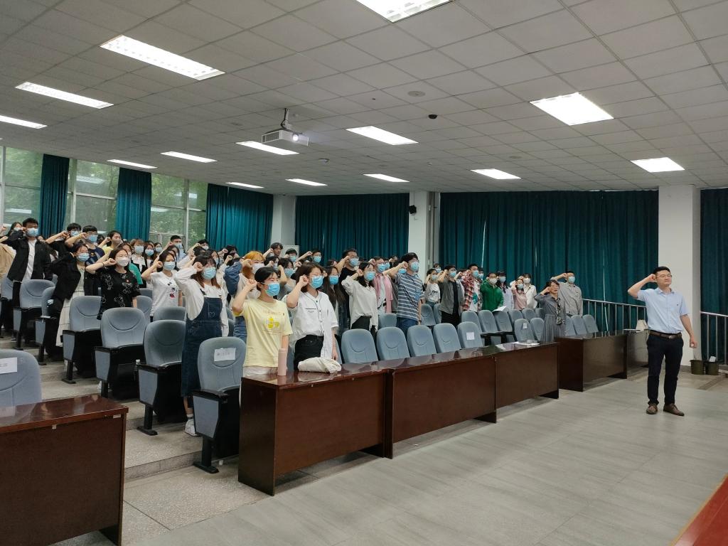 为党员毕业生扣好迈向社会的“第一粒扣子”环境学院举行毕业生党