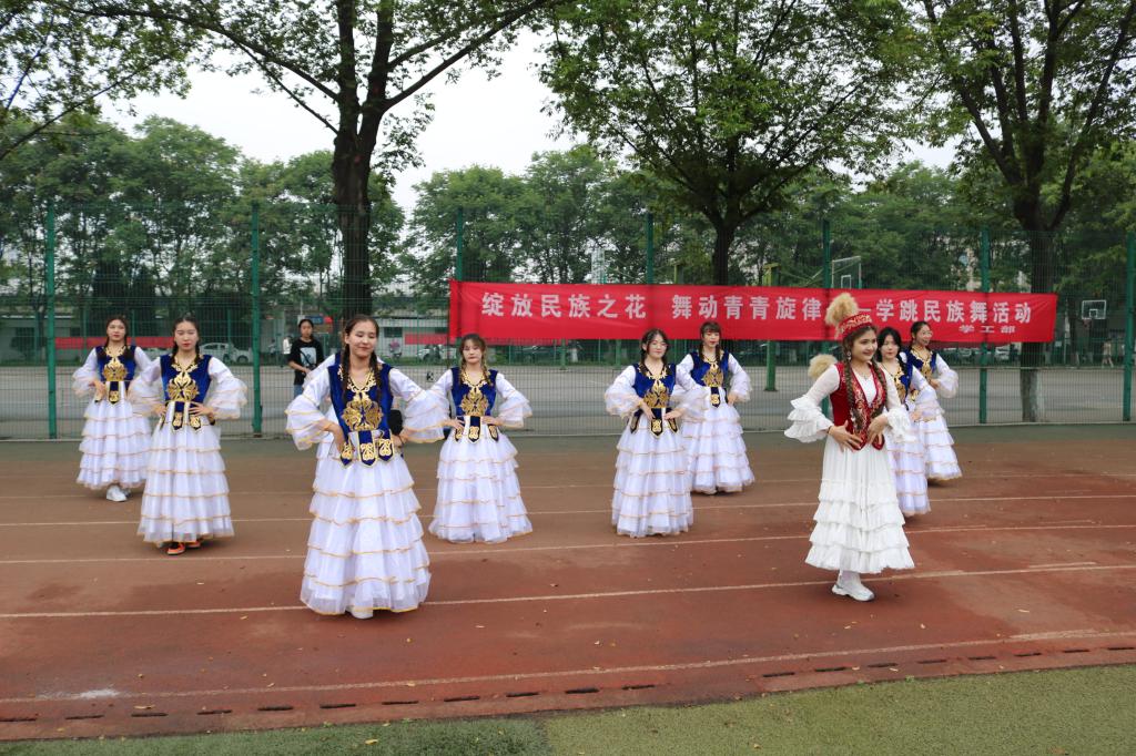 学工部举办“绽放民族之花舞动青春旋律”学跳民族舞活动