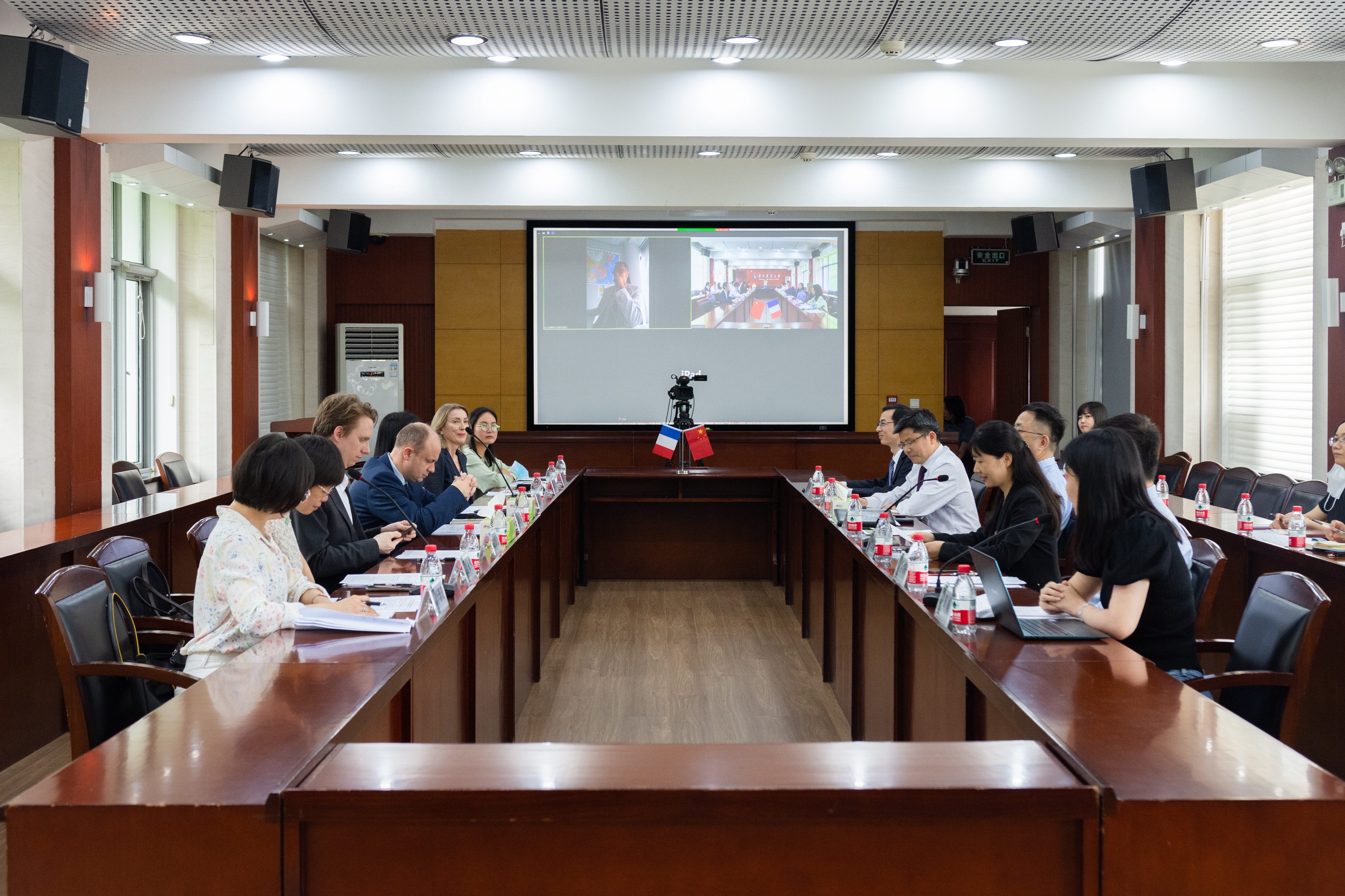 法国驻武汉总领事馆官员来我校访问