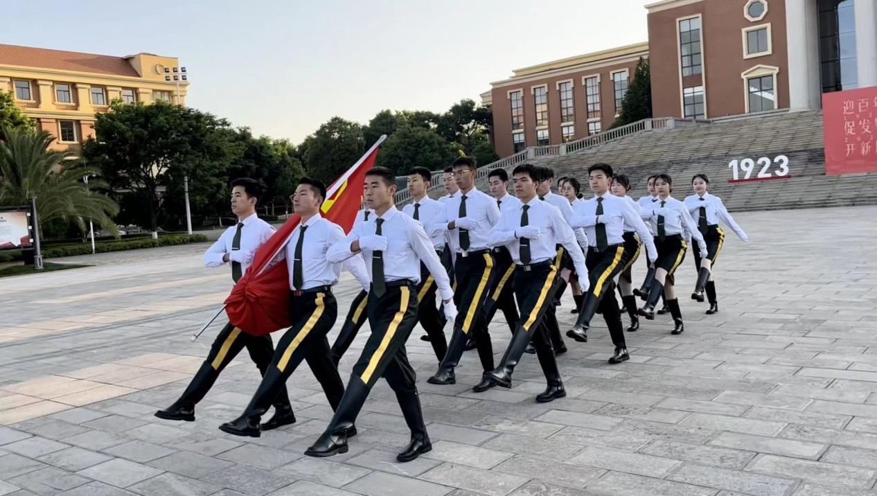 向阳而生，逐光而行——云南大学常态化举行升国旗仪式活动