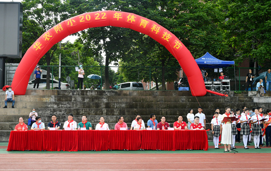 庆六一，送祝福：王斌伟书记、刘雅红校长慰问附属小学、幼儿园师