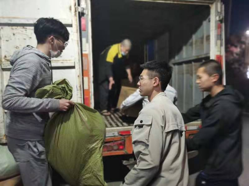 暖心毕业“寄”——法学院开展“情系毕业，温暖送行”志愿服务主题党日活动