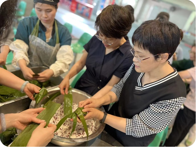 继续教育学院组织“粽情端午”迎端午包粽子活动