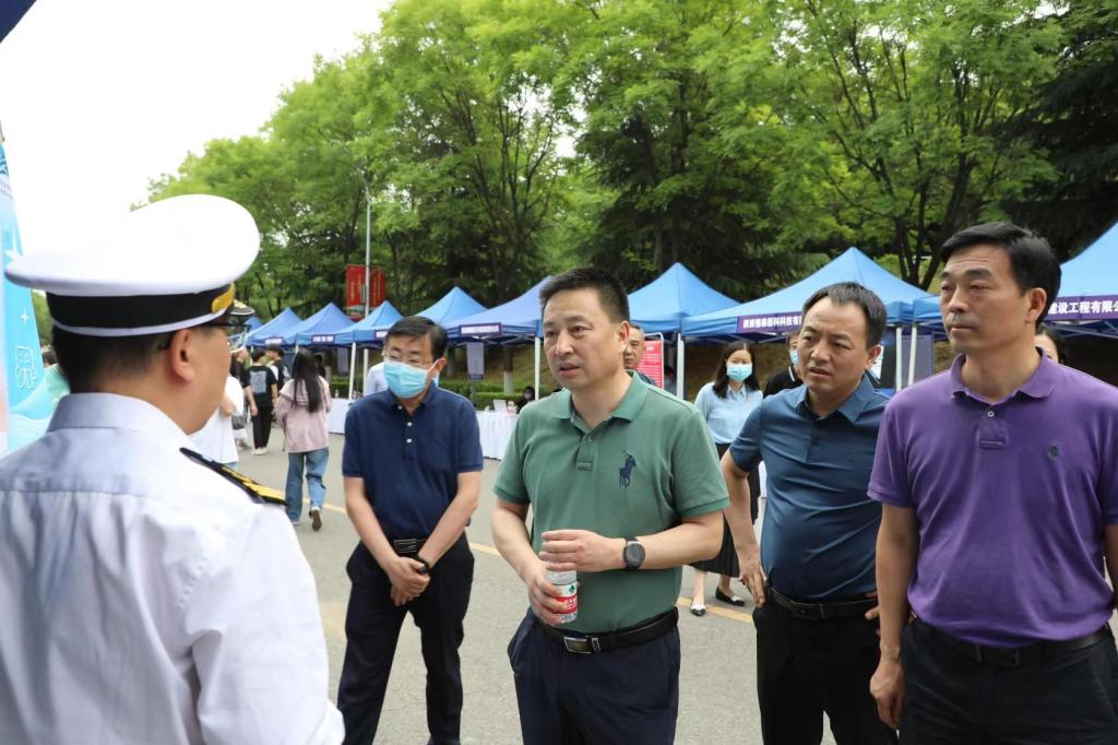 党委书记杨涛现场指导学校春季校园招聘活动