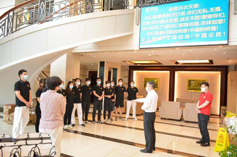 校领导慰问附属仁济医院驻校医疗队