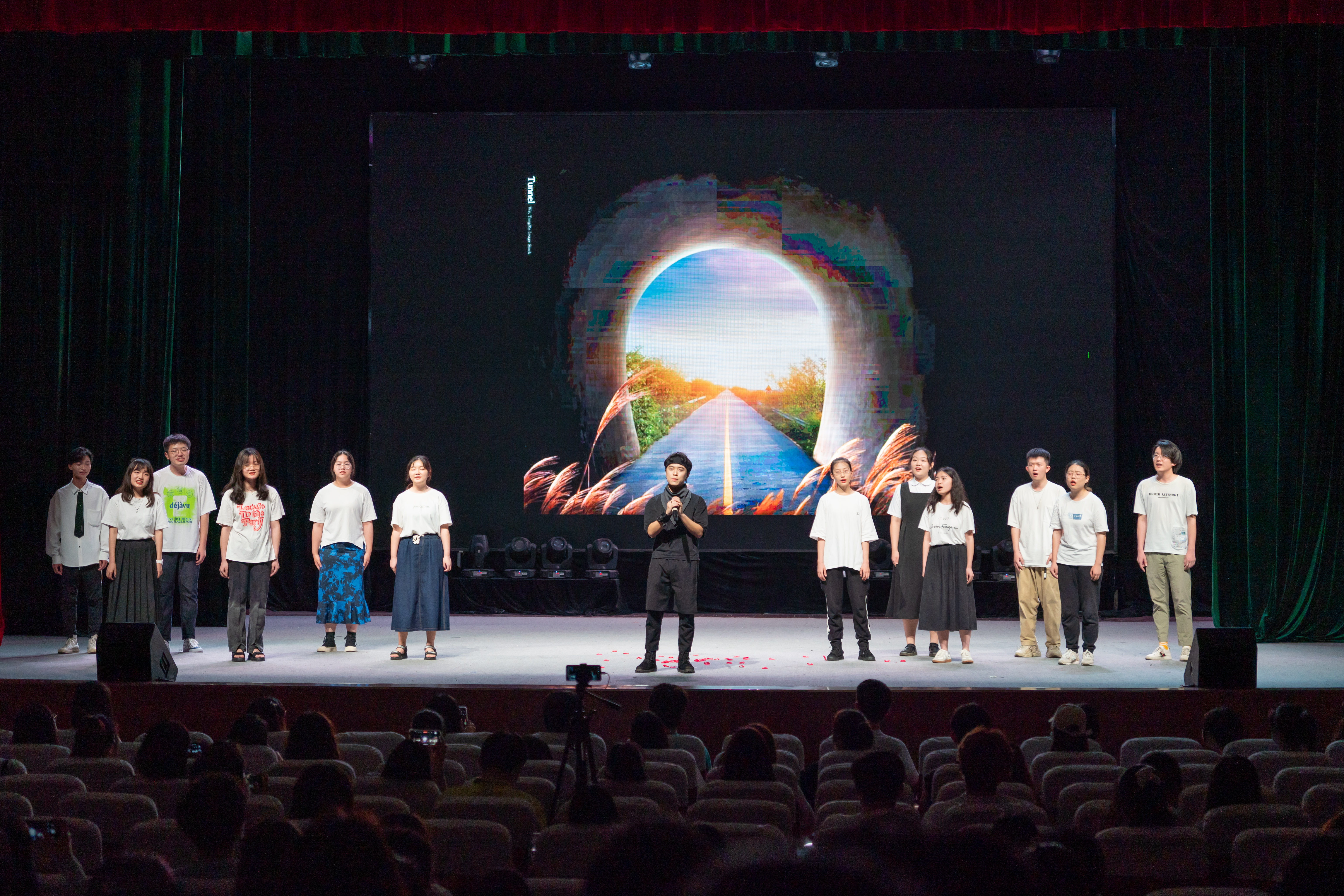 【艺术节】“瑰丽星海”师生艺术展演声乐团专场演出举行