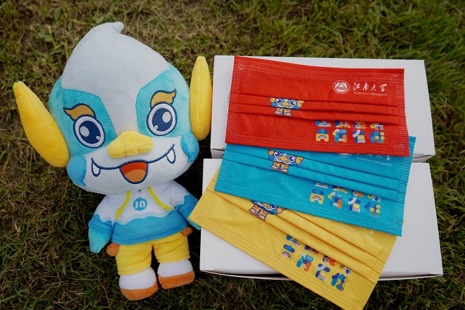 江南大学端午赴优质生源中学送祝福口罩活动