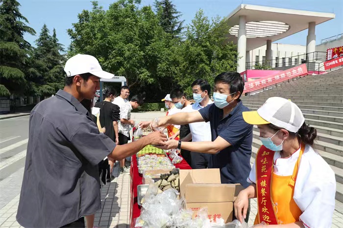 迎七十华诞庆端午佳节——我校开展端午节送关怀活动