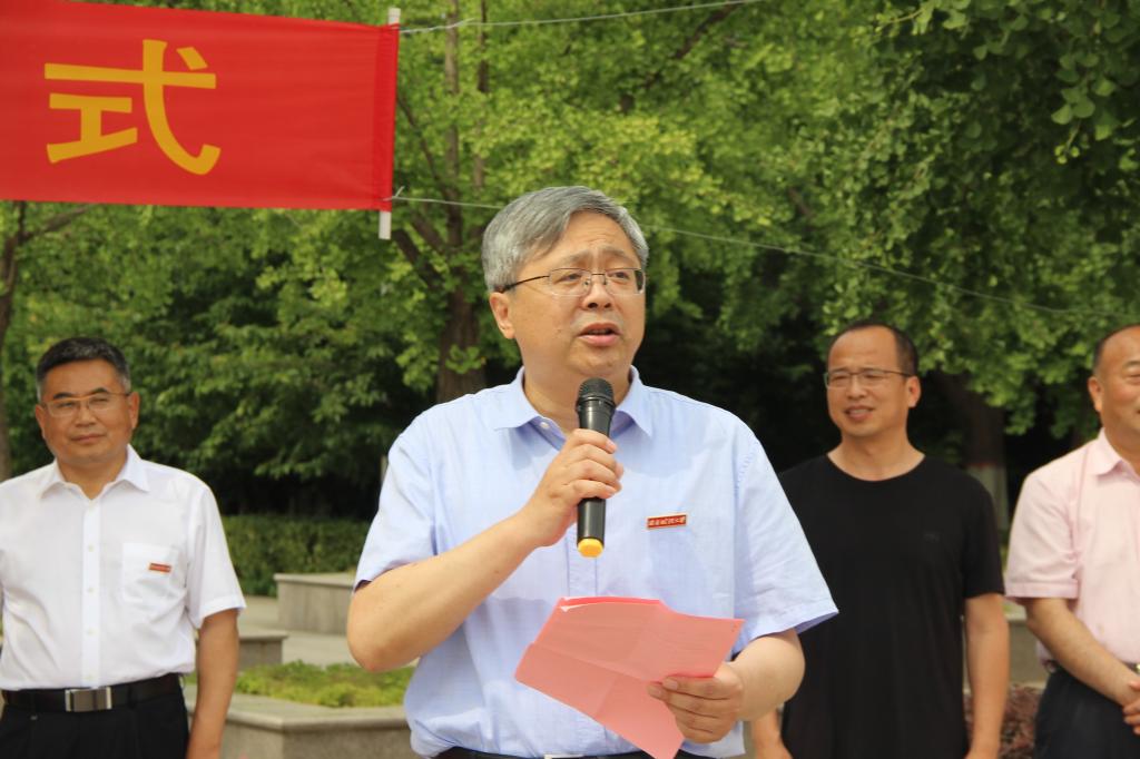 学校举行“创美喷泉”冠名揭牌仪式