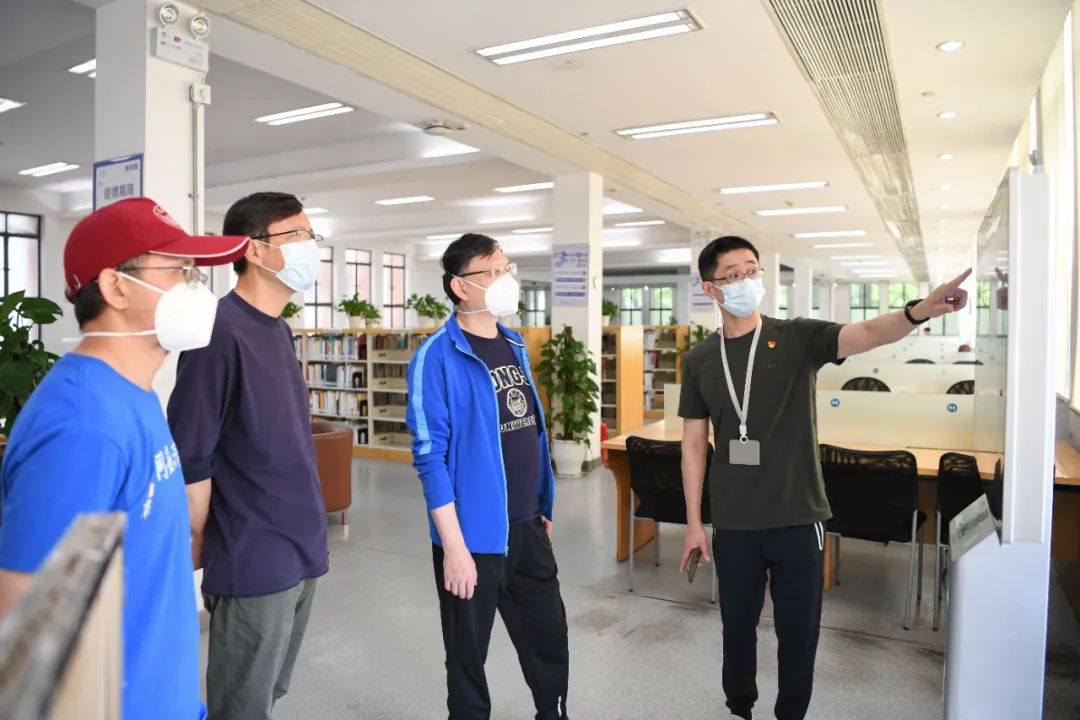 校党委书记方守恩、校长陈杰检查指导图书馆、公共教室和室外体育场使用情况