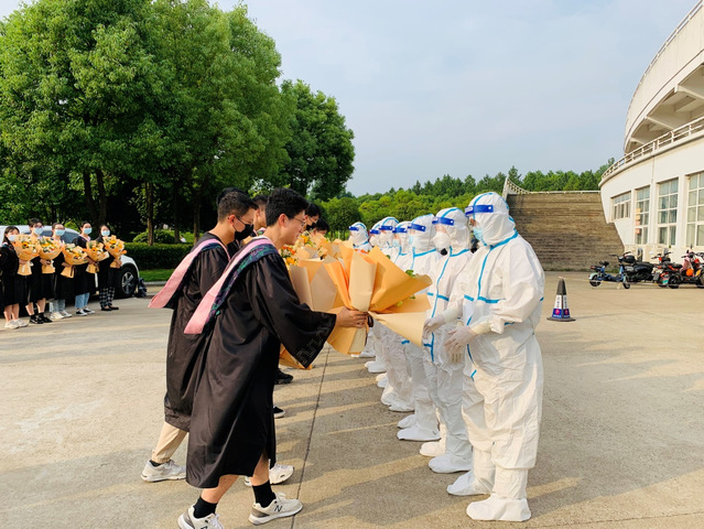 毕业生鲜花致敬校医院防疫一线最美“守护者”