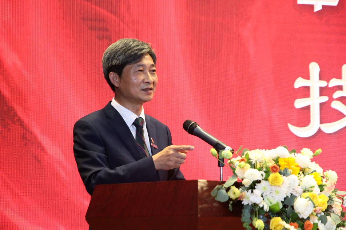 华中农业大学与新华扬生物股份有限公司揭牌共建“微生态制剂实验室”