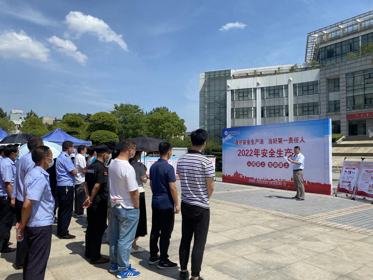 学校组织开展“安全生产月”消防技能实操演练活动