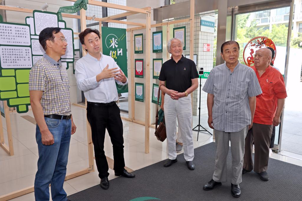 江苏省政府参事室（文史研究馆）专家来校考察