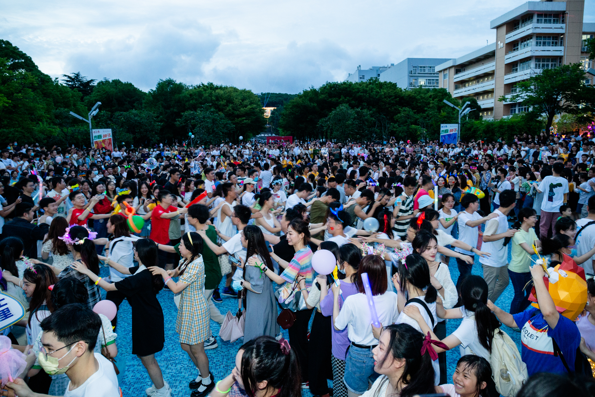 【毕业季】现代农机装备毕业巡游点亮未来