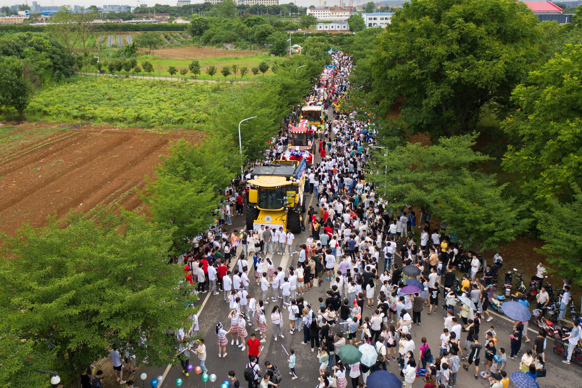 【毕业季】现代农机装备毕业巡游点亮未来