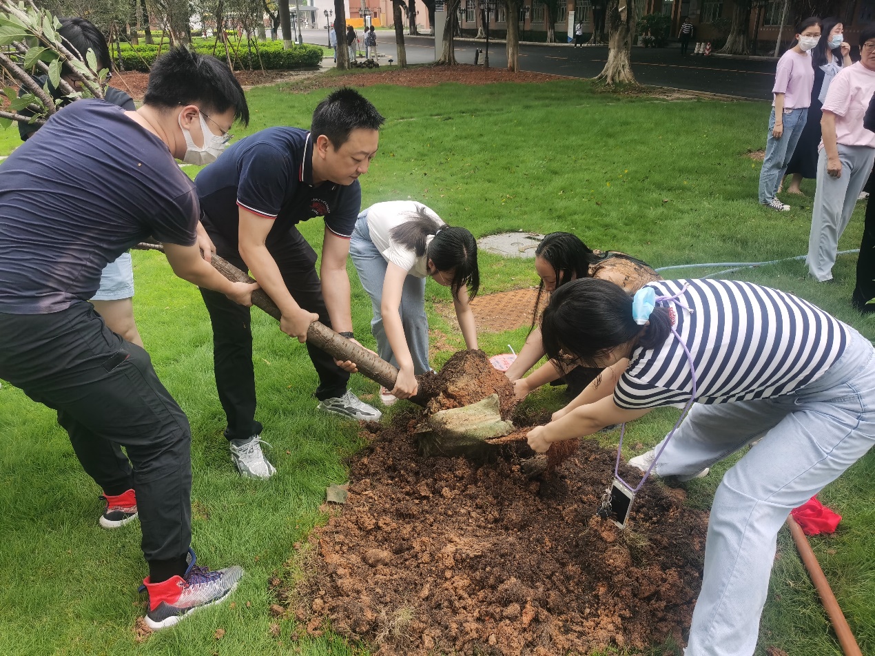 2022届毕业生向母校捐植留念树