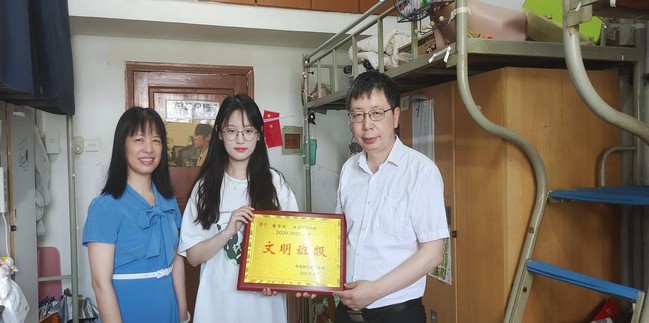 副校长邹进文走访调研哲学院学生宿舍