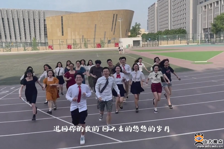 ［管理］举办“携管逐梦，季忆留夏”2022届毕业晚会