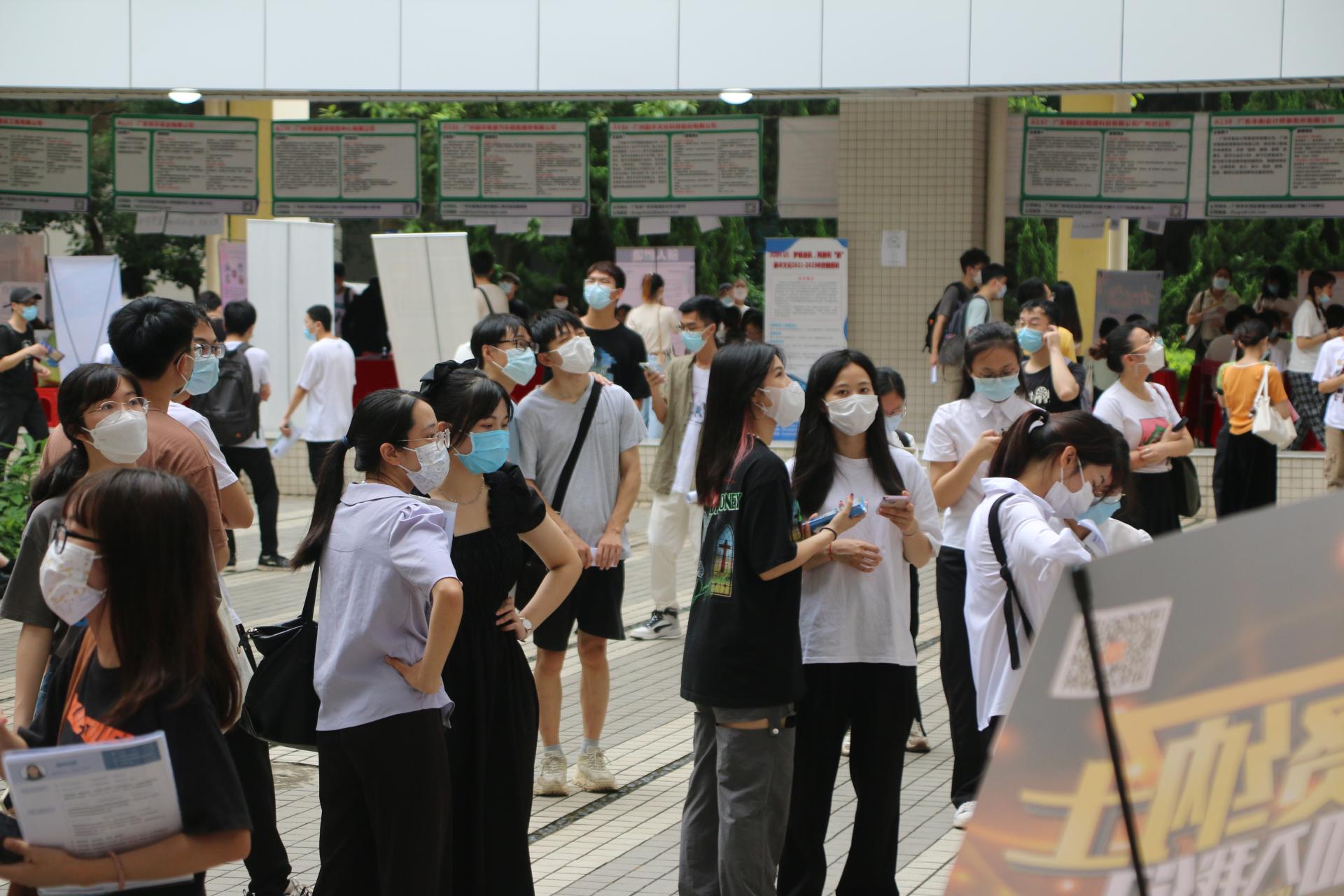 “广聚英才职等你来”广州地区高校应届毕业生名优企业专场招聘会在我校举行