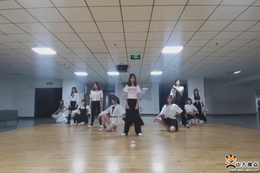 ［管理］举办“携管逐梦，季忆留夏”2022届毕业晚会