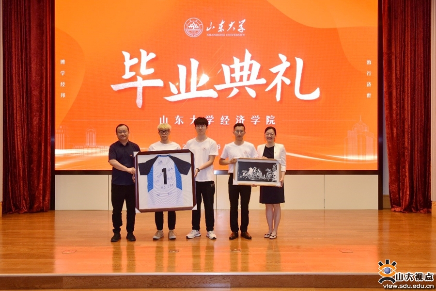 ​［经济］举办2022年毕业典礼暨学位授予仪式