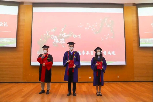 凯原法学院2022届毕业生毕业典礼暨学位授予仪式顺利举行