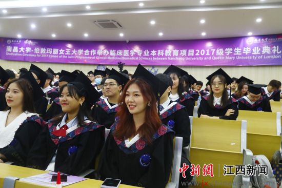 【中国新闻网】中英合作办学南昌大学玛丽女王学院235名学子毕