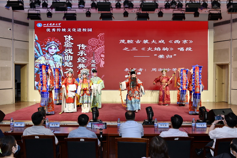 山东科技大学中外学生体验非遗戏曲文化