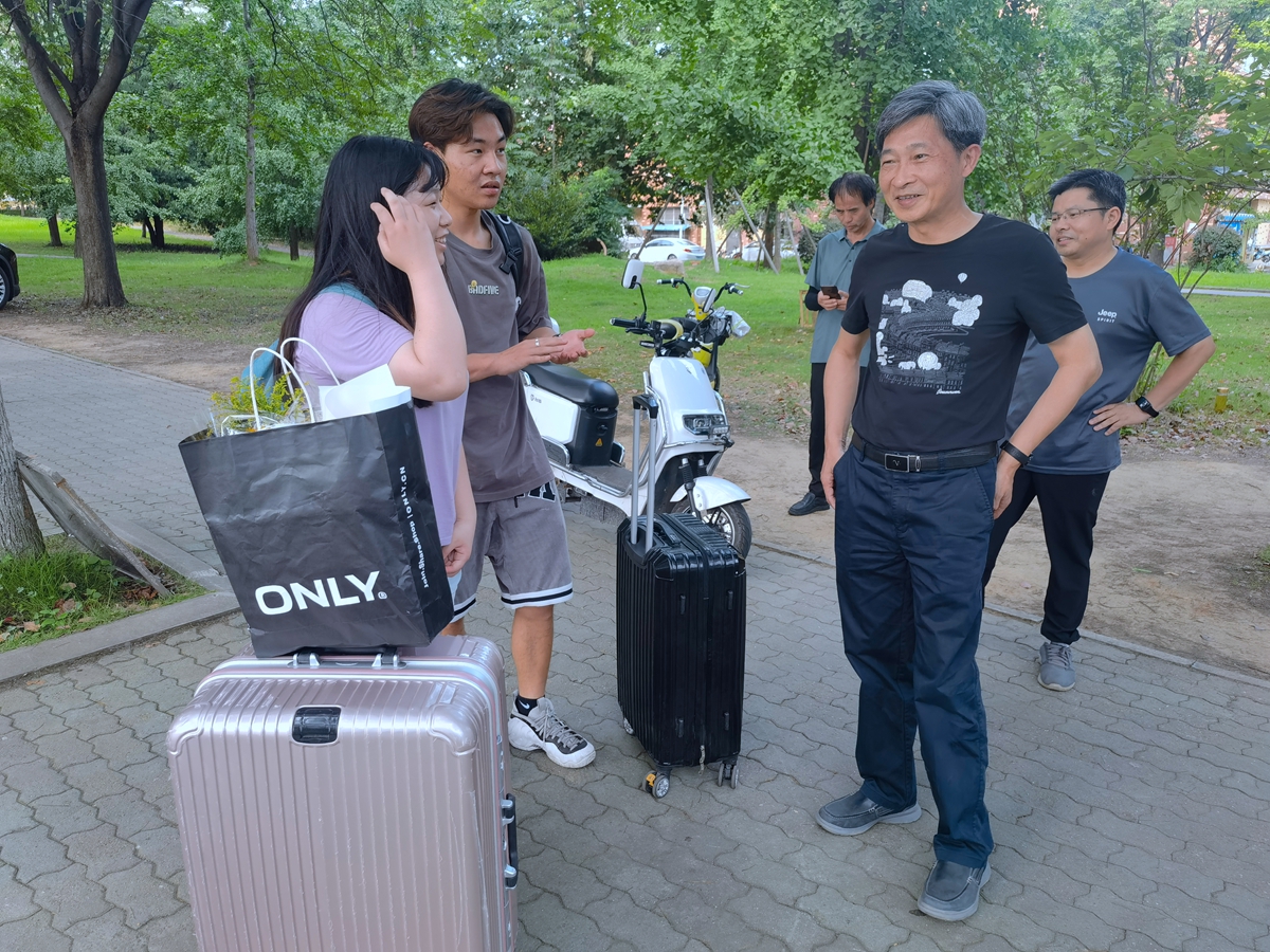 高翅指导做好毕业生离校服务保障工作
