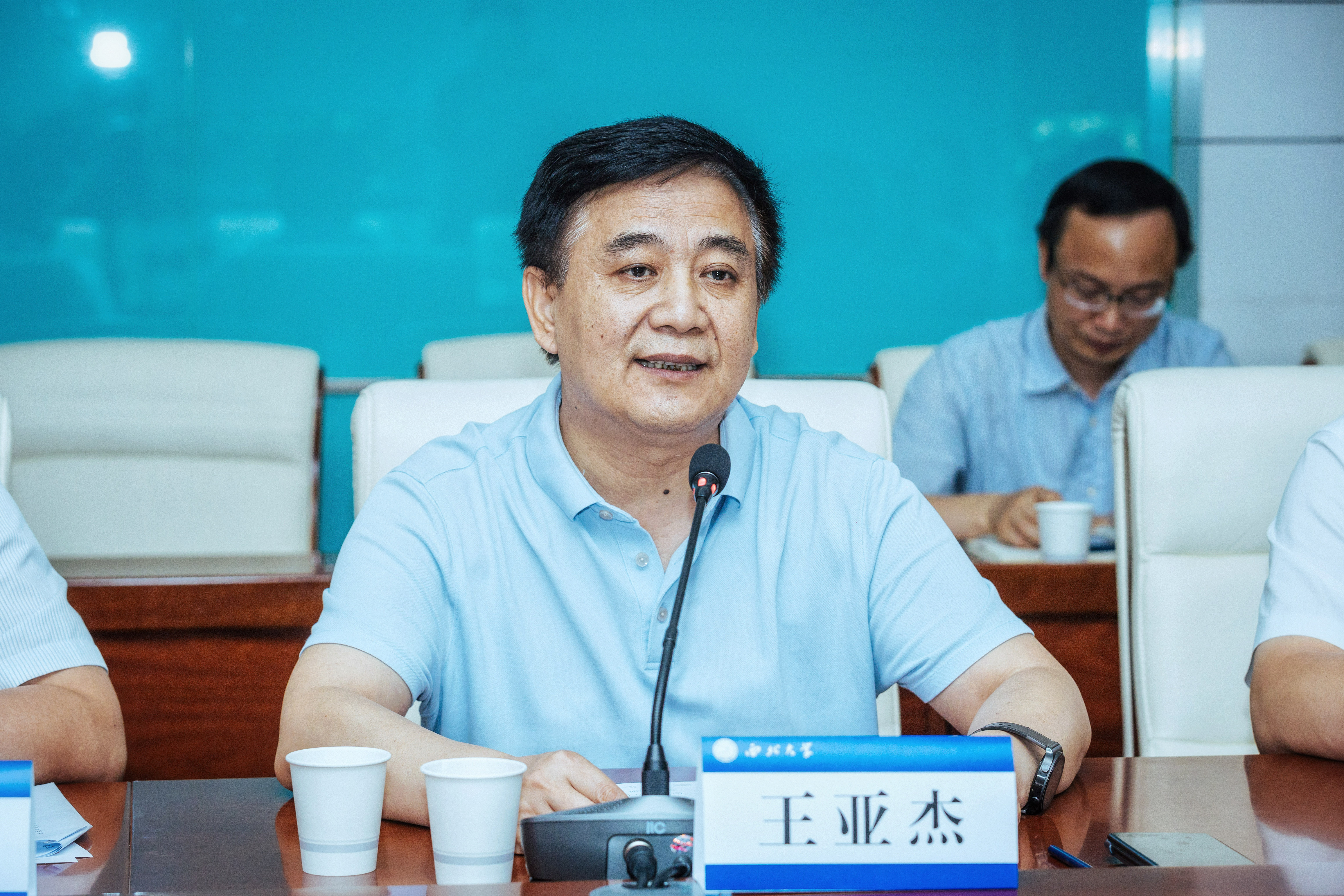 中国联通陕西省分公司党委书记、总经理陈继秋一行来校洽谈合作