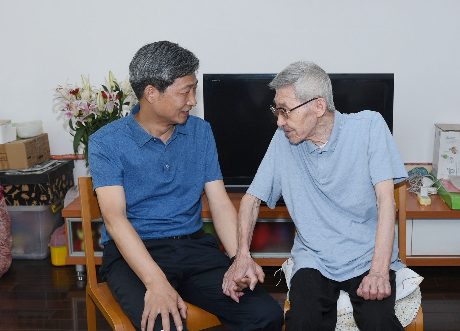 校领导“七一”前夕看望慰问老党员