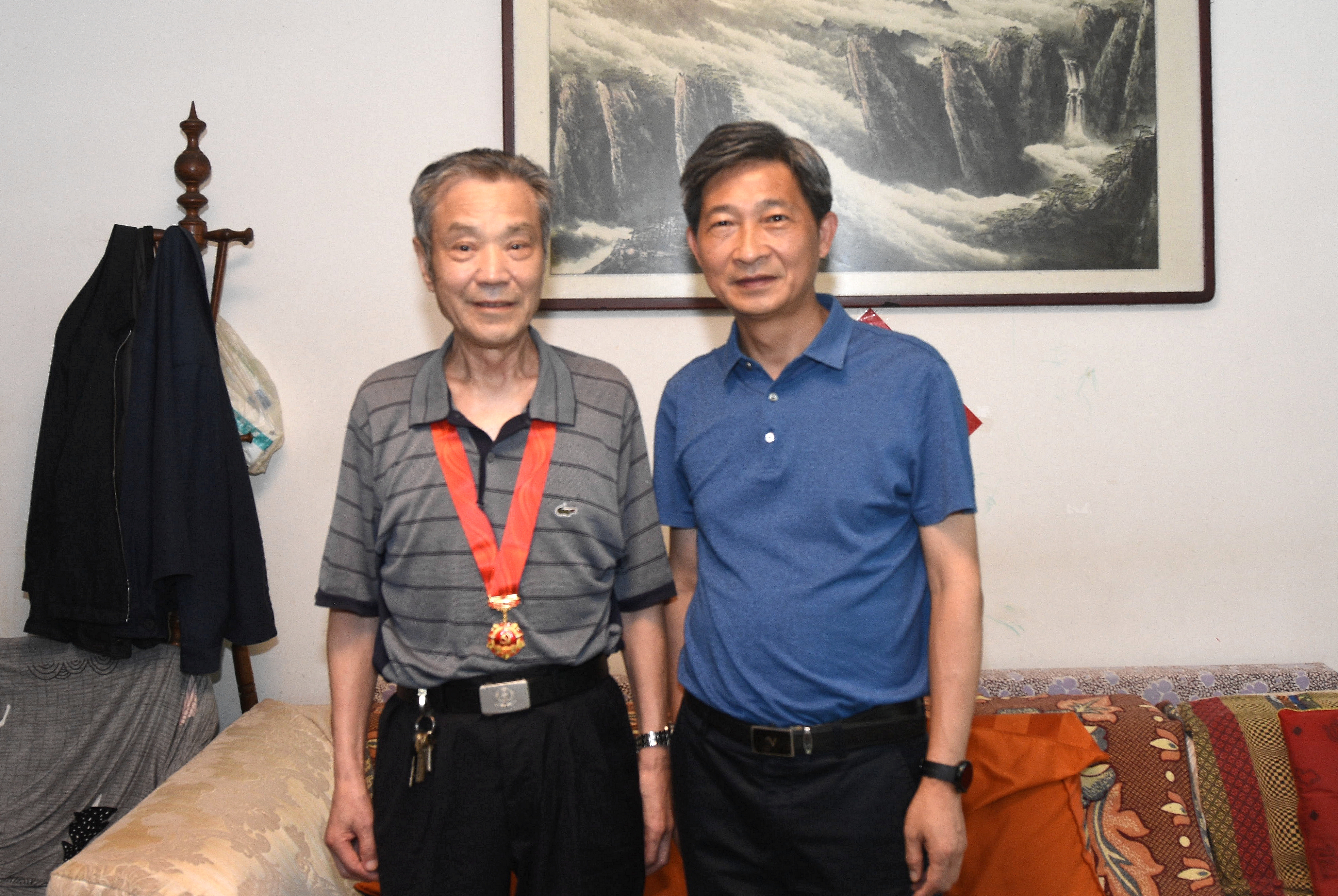 校领导“七一”前夕看望慰问老党员