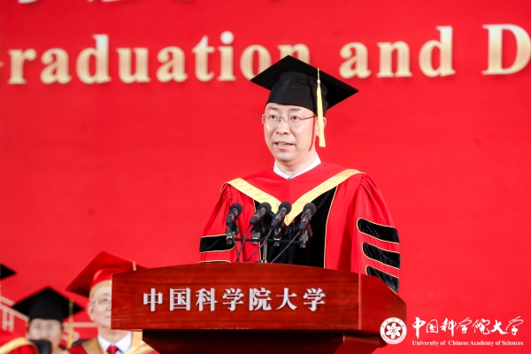 教师代表包云岗在国科大2022年毕业典礼上的发言
