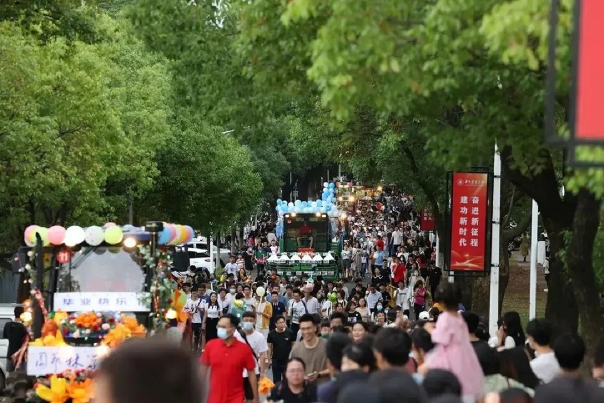 【中青评论】毕业仪式又开拖拉机又骑马，“别人家的大学”好在哪？
