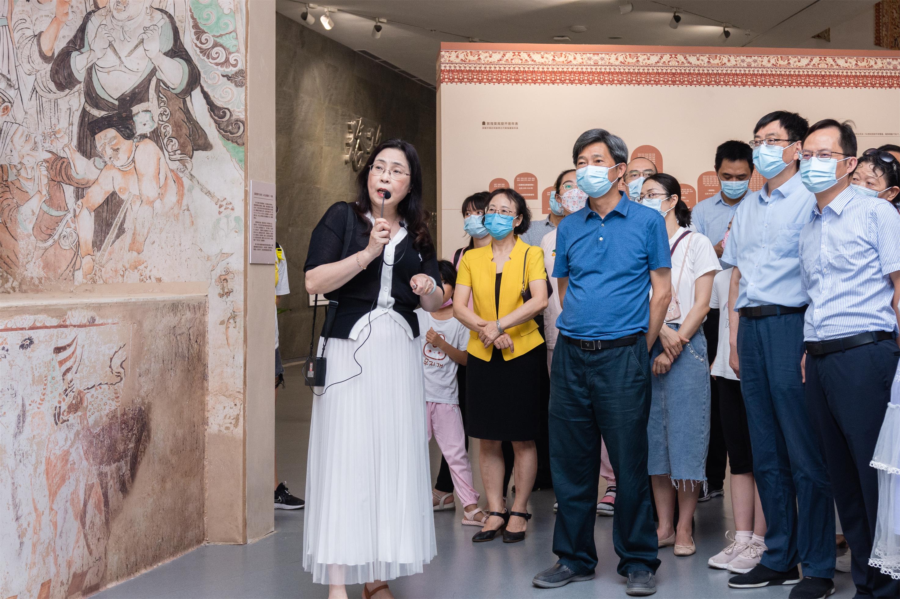 高翅一行参观敦煌石窟考古特展