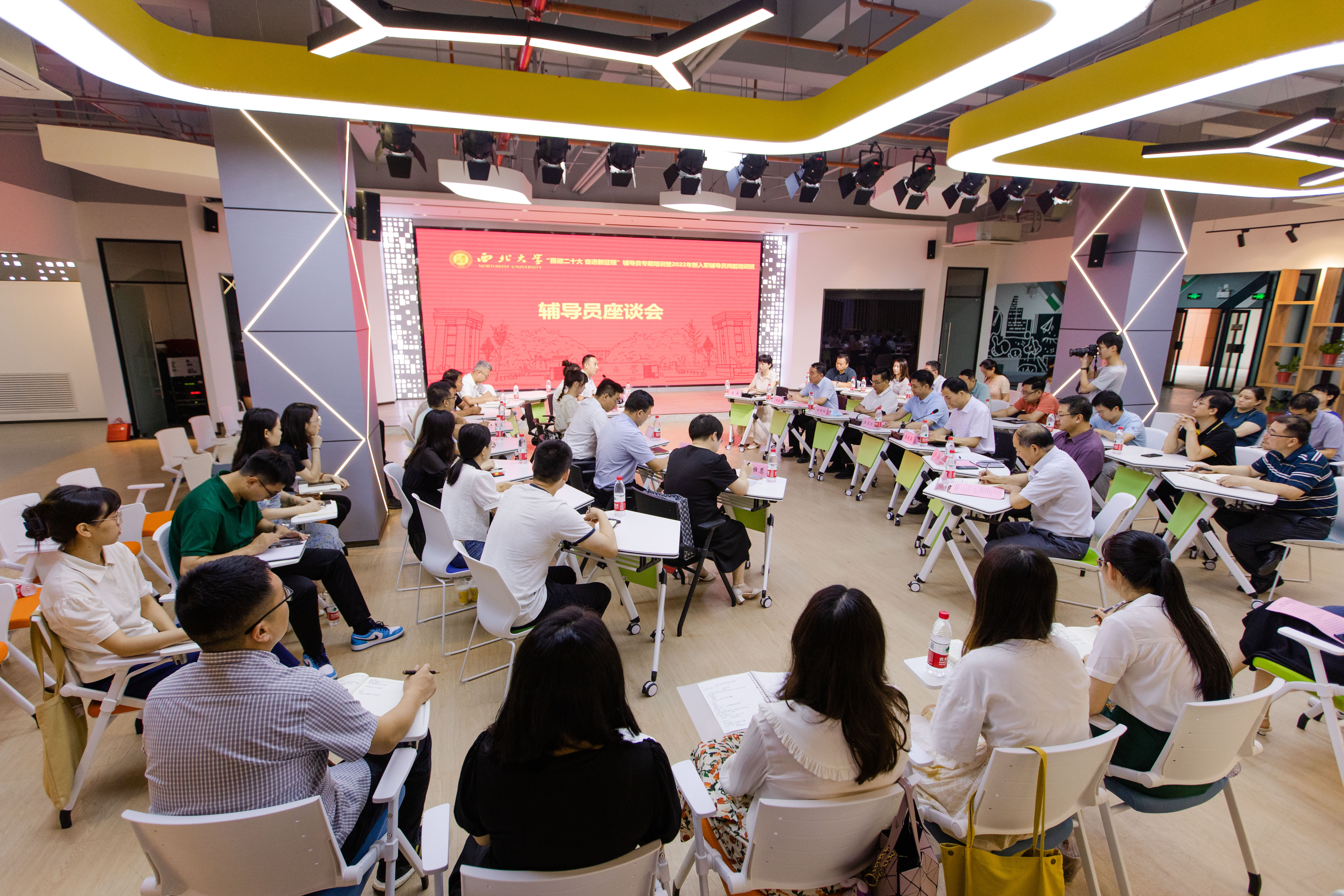 我校举办2022年新入职辅导员岗前培训辅导员座谈会
