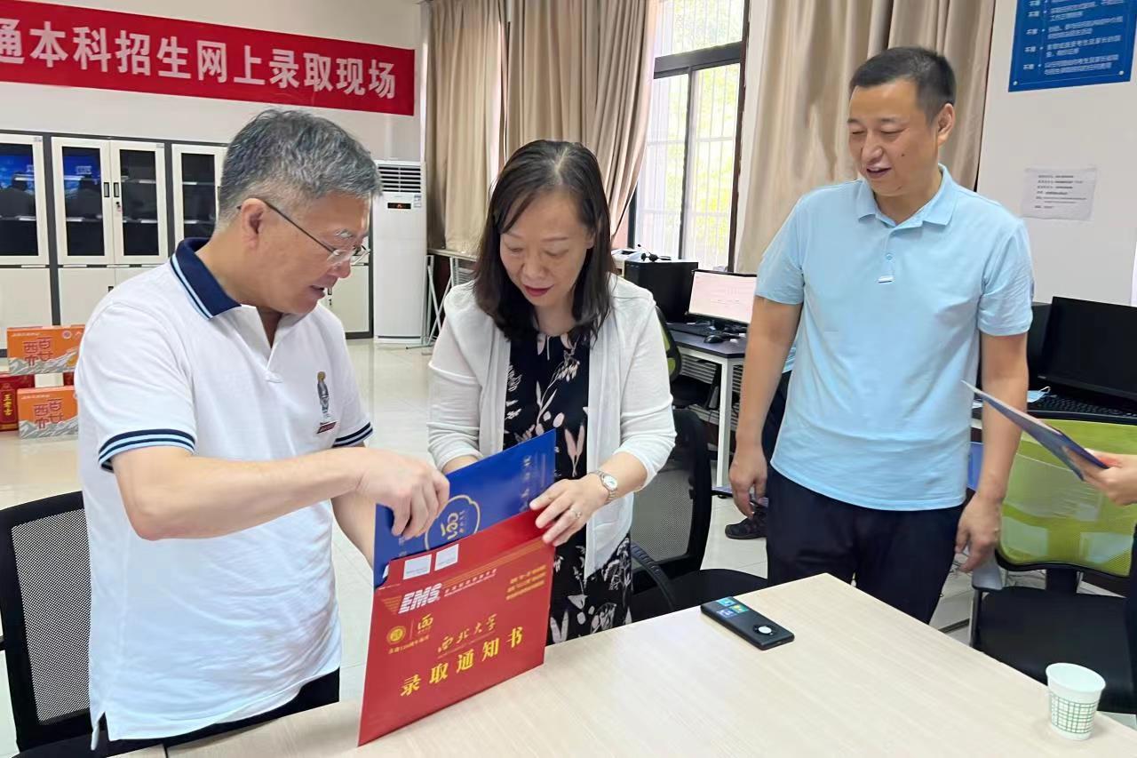 校领导慰问指导2022年本科招生录取工作