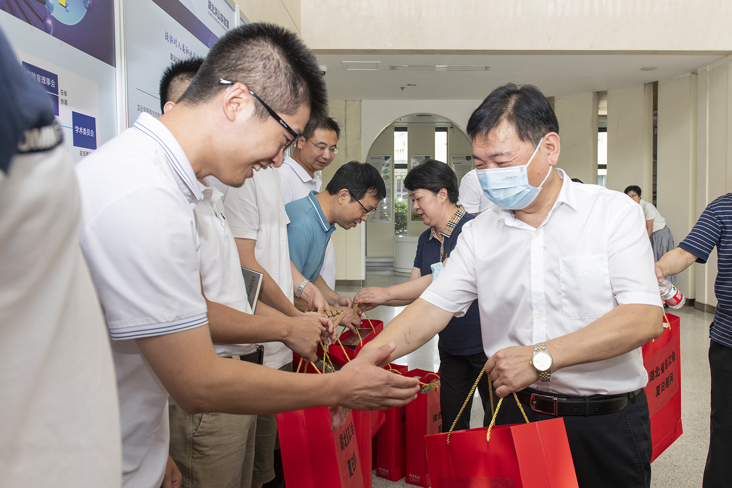 “送健康、送清凉”省总工会省科教文卫体工会慰问洪山实验室一线科技工作者