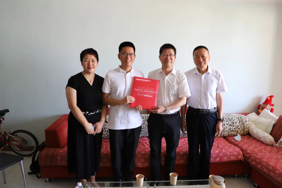 校领导赴新疆为新生送录取通知书，开展“万里大家访”