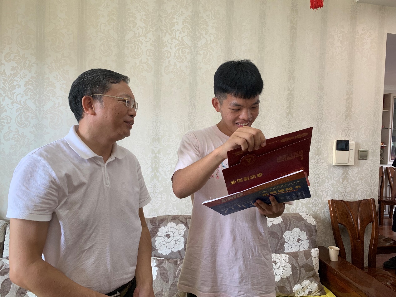 退伍军人建军节收到编号“81”的红色大学录取通知书