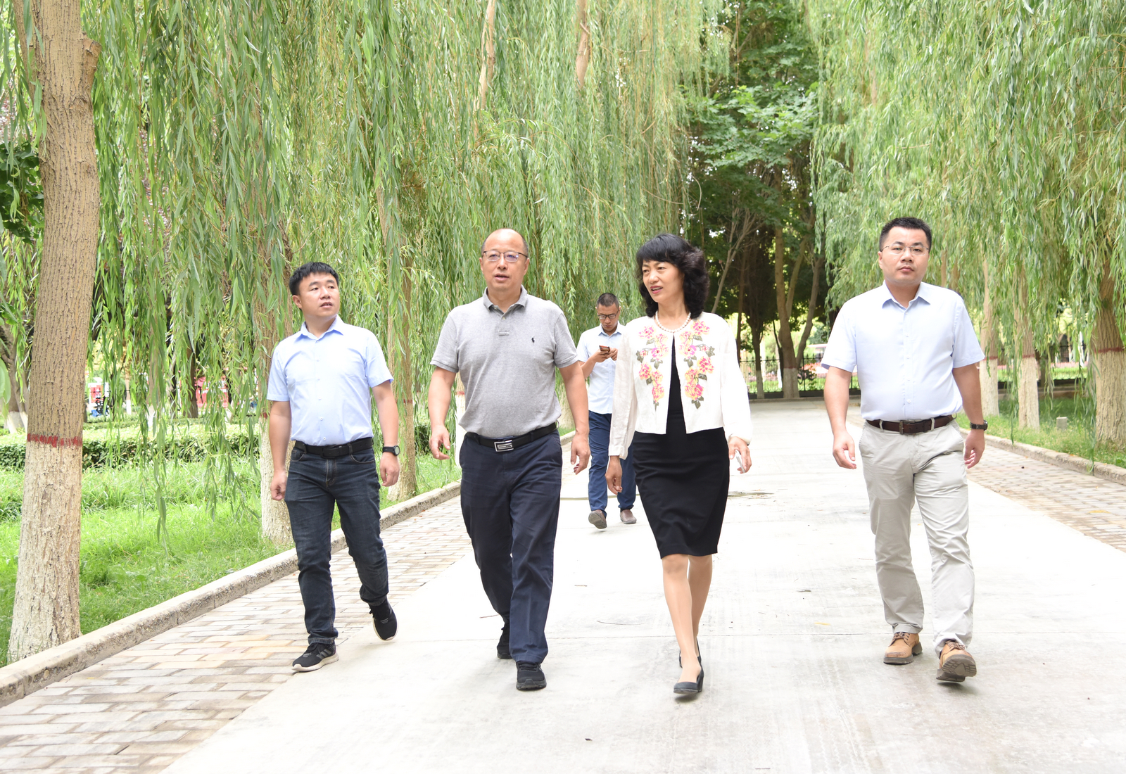 校长李召虎在塔里木大学调研