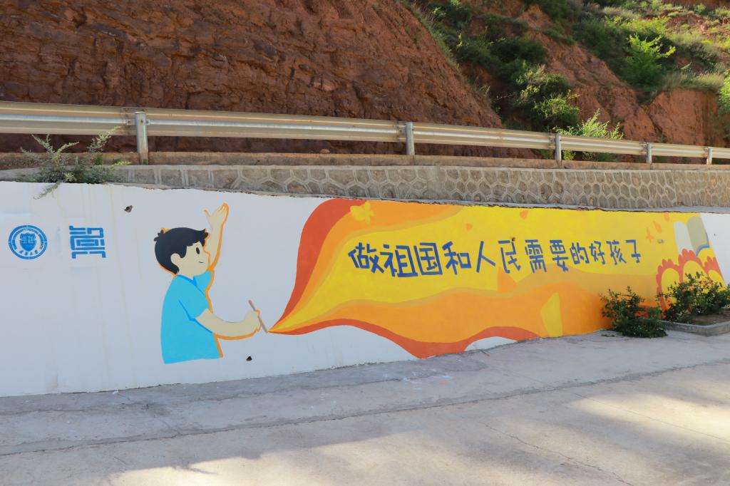妙手丹青文化墙，天大学子打造高颜值美丽乡村