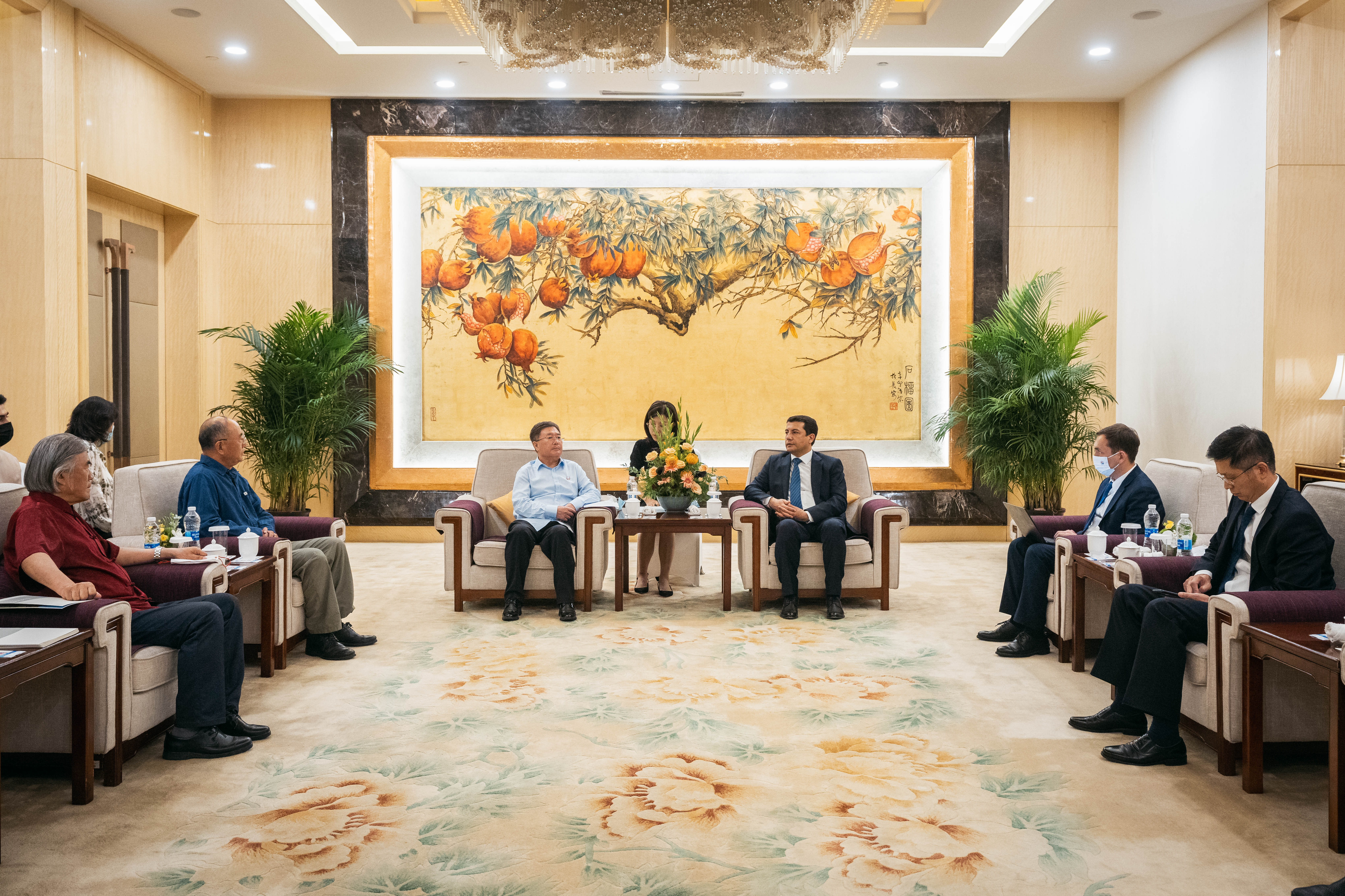 校长郭立宏与乌兹别克斯坦驻华大使阿尔济耶夫会谈